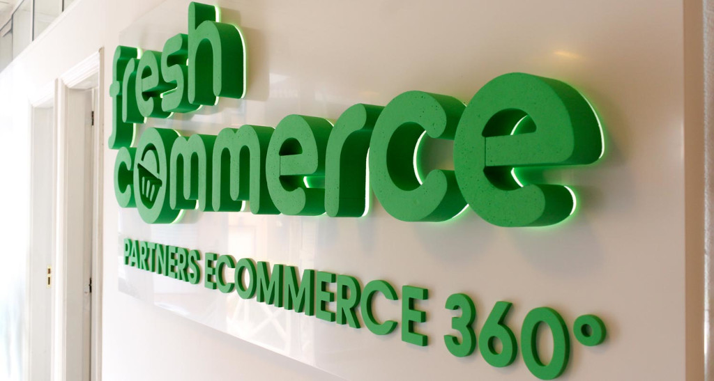 fresh commerce partners ecommerce 360° in verde su parete bianca.