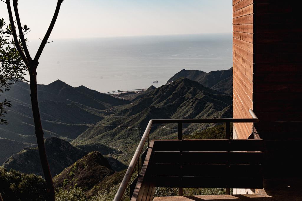 Vista dell'oceano e delle montagne da una terrazza a Tenerife.