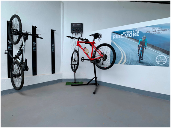Biciclette in riparazione con poster Worry less ride more in Tenerife.