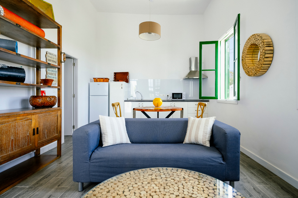 Soggiorno con divano, cucina moderna e finestra aperta a Tenerife.