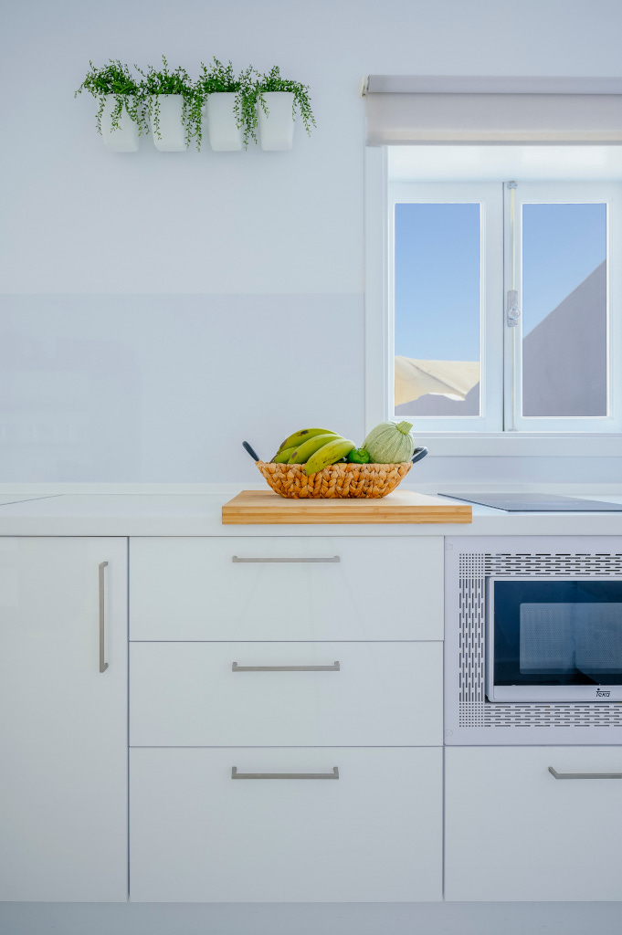 Cucina con cesto di frutta e finestra vista Playa de las Américas, Tenerife.