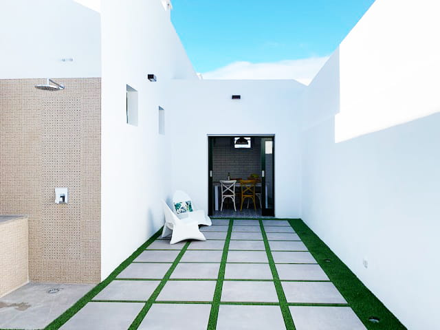 Cortile moderno con sedie bianche a Santa Cruz di Tenerife.