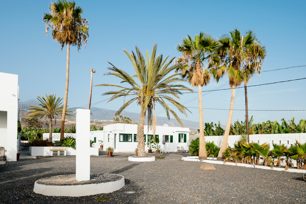 Cortile con palme e case bianche a Tenerife.