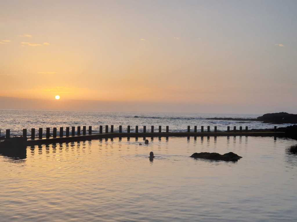 Tramonto sul mare a Garachico, Tenerife, con molo in primo piano.