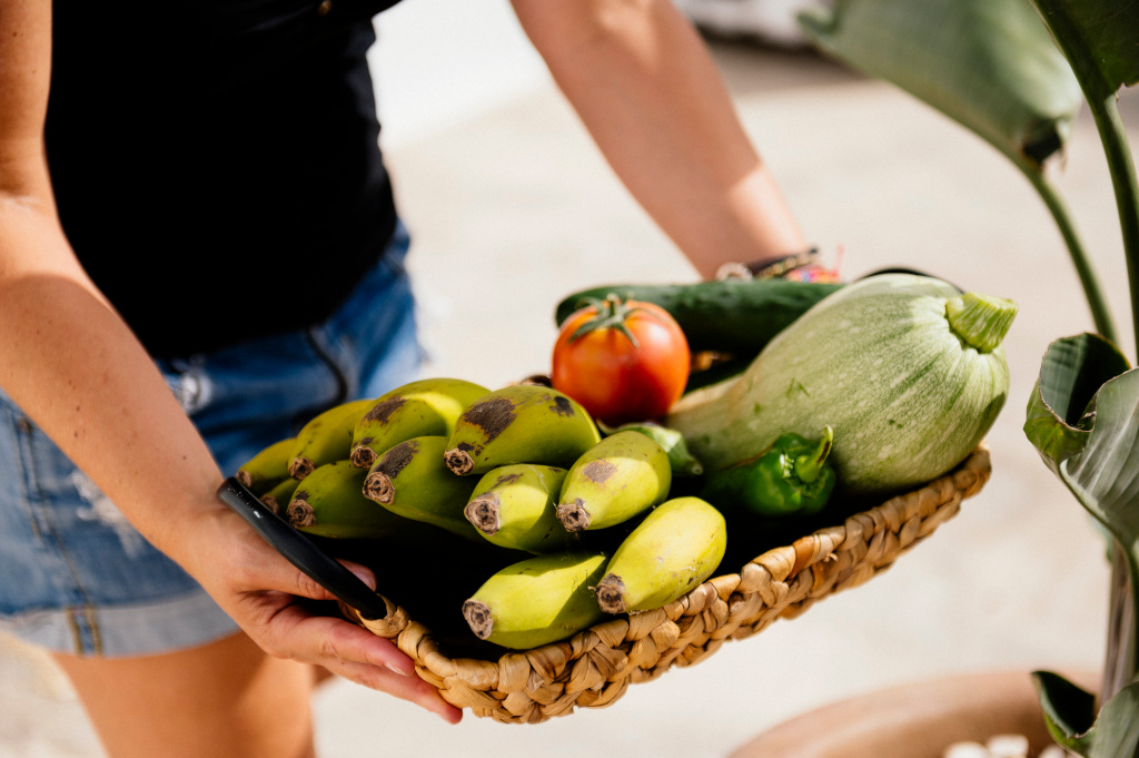 Cesto di frutta e verdura a Tenerife con banane, pomodoro e zucchina.