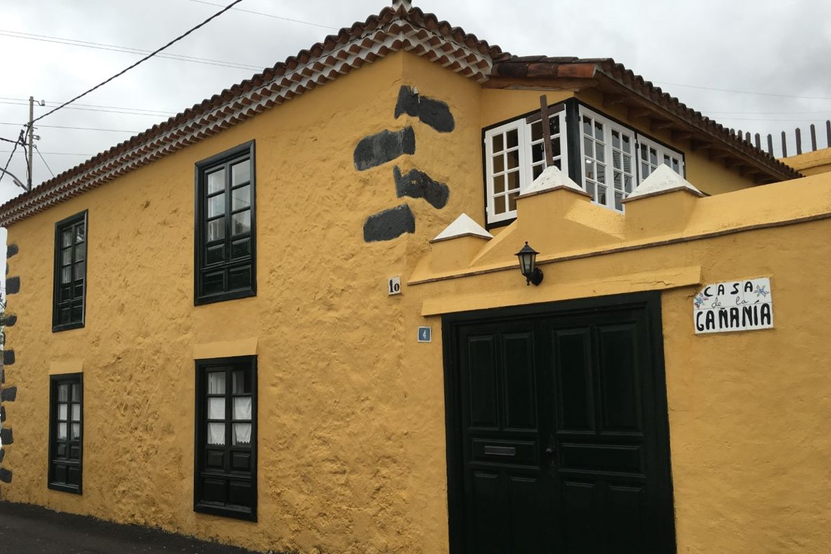 Edificio giallo con cartello Casa de la Ganania a Tenerife.