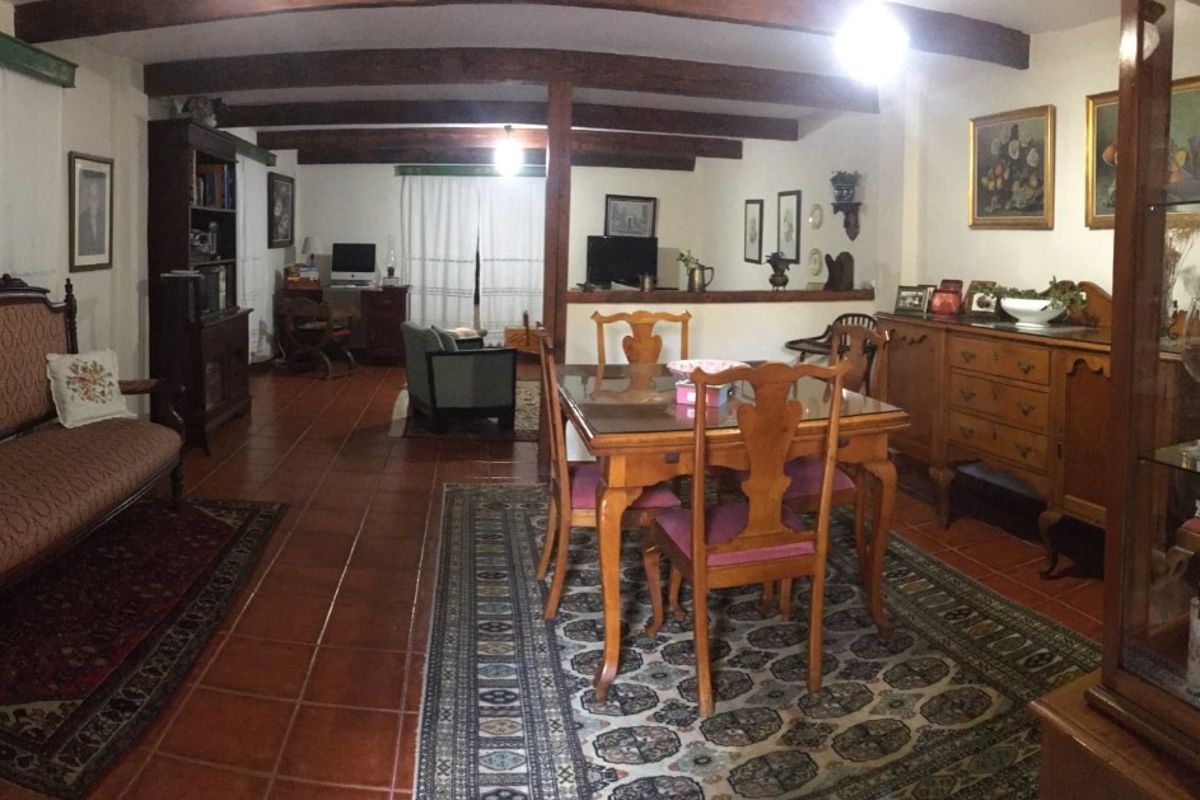 Soggiorno classico con mobili in legno e tappeti a San Cristóbal de La Laguna.