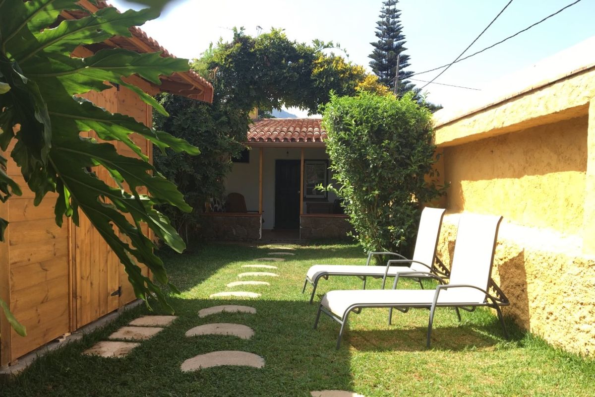 Giardino con sedie a sdraio e cammino di pietra a Tenerife.