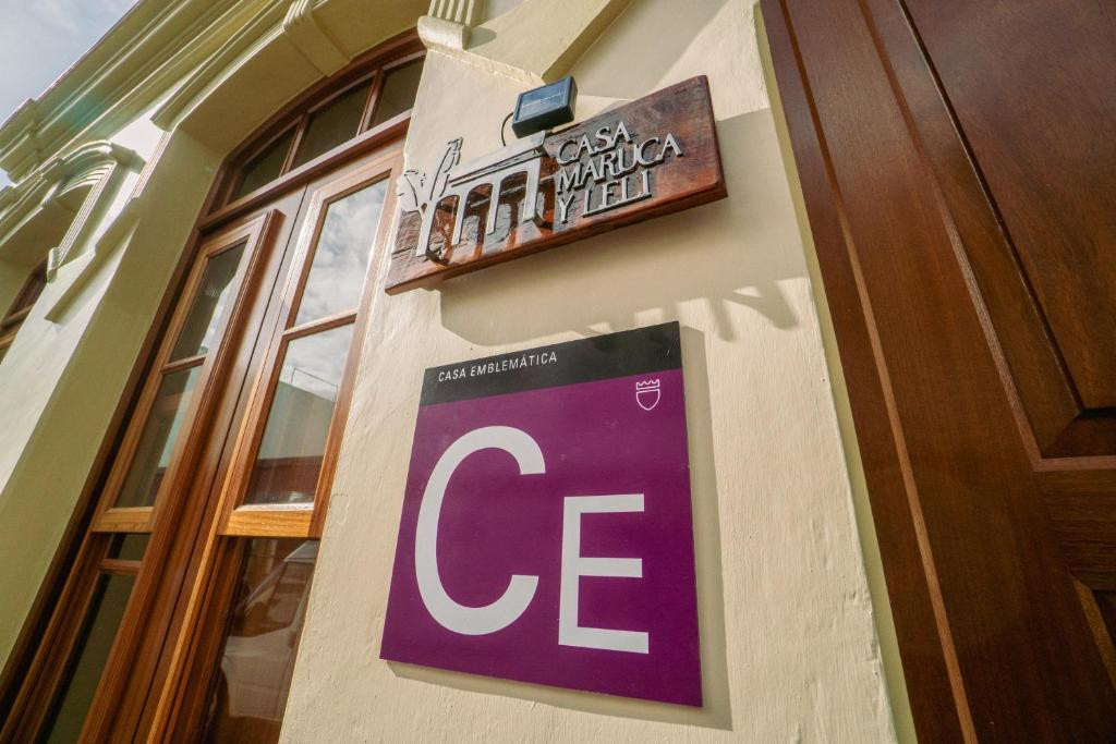 Insegna Casa Maruca y Lele e targa CE su edificio a Tenerife.