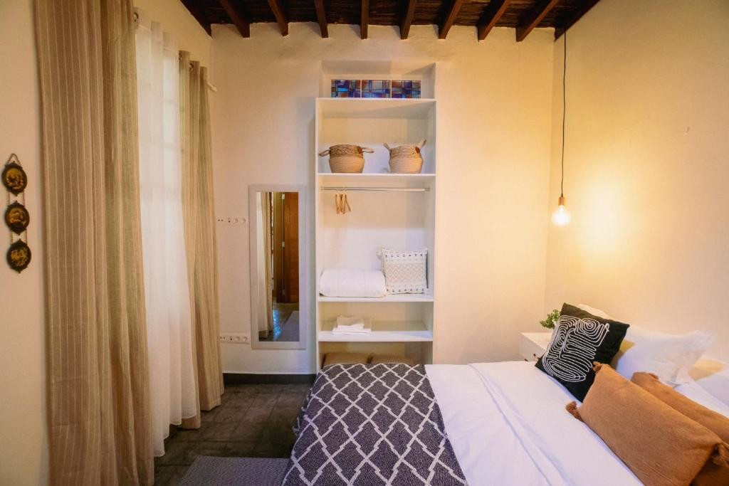 Accogliente camera a Tenerife con letto, portasciugamani e arredamento semplice.