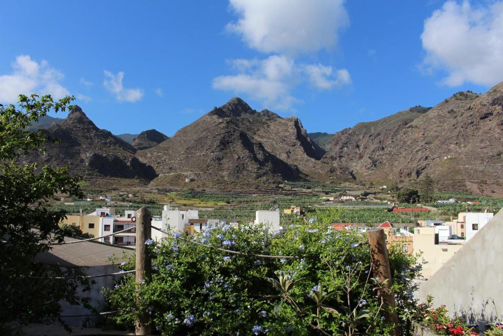 Vista delle montagne e delle case nel comune di Teno, Tenerife.