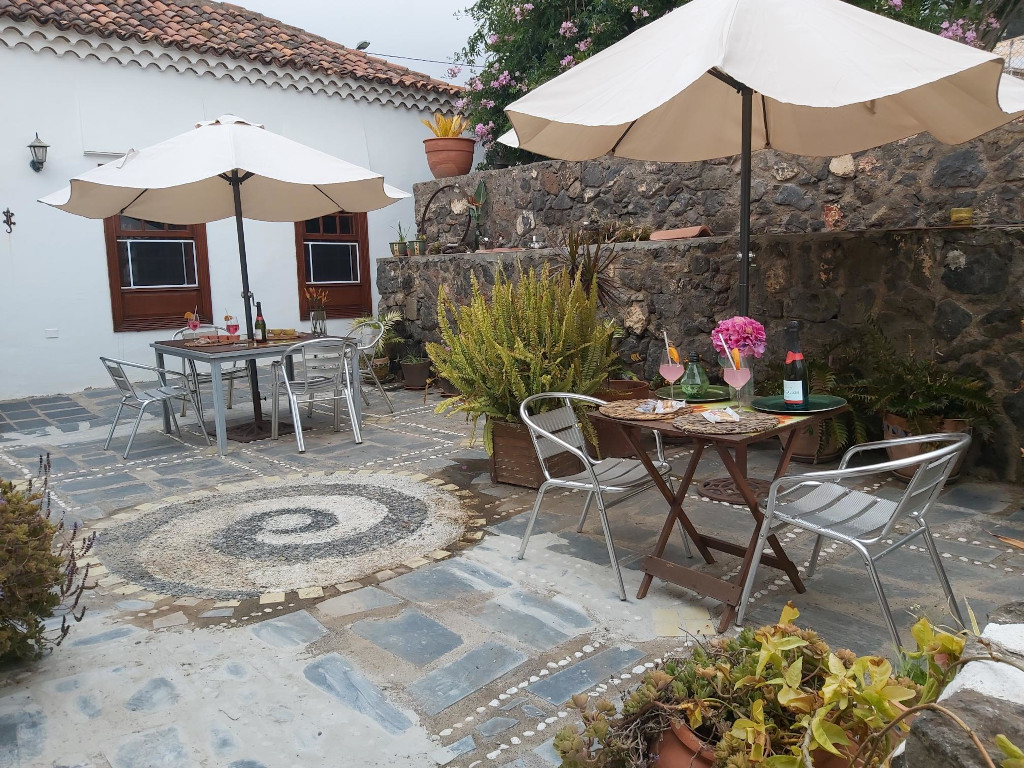 Cortile con tavoli e sedie, piante e fiori a La Laguna, Tenerife.