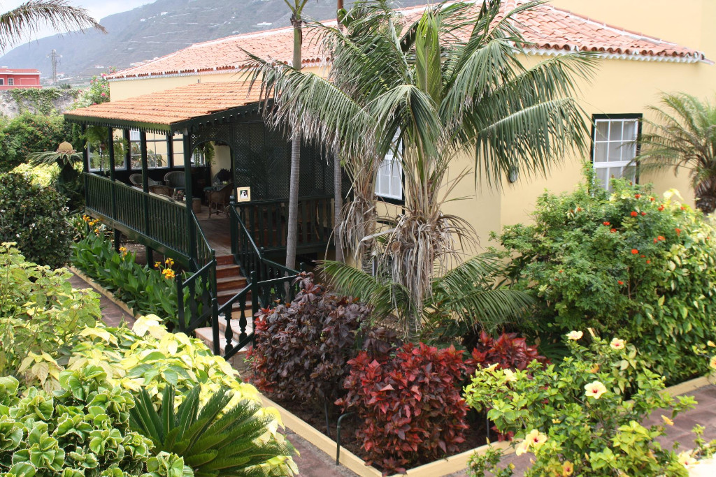 Casa gialla con giardino tropicale a Icod de los Vinos, Tenerife.