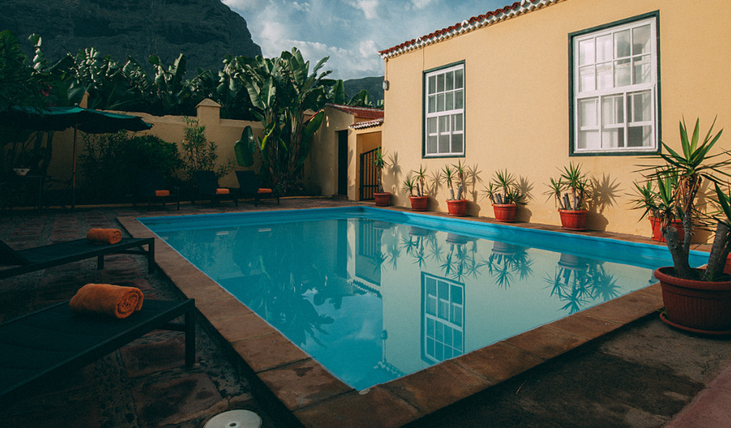 Piscina con lettini e piante a Puerto de la Cruz, Tenerife.
