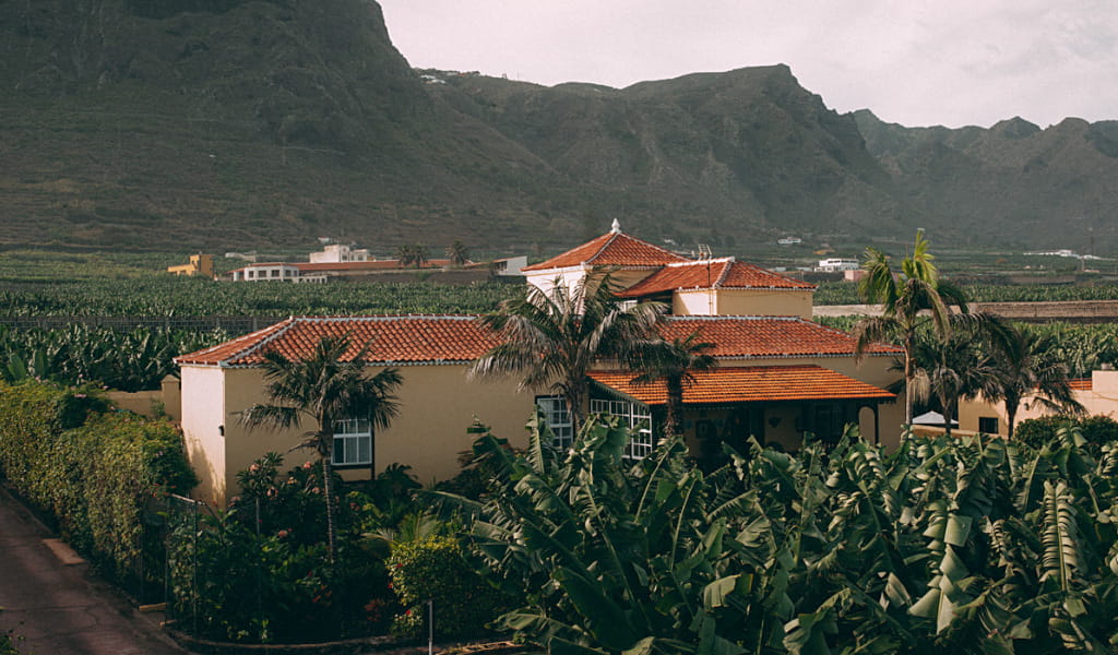 Casa tra piantagioni di banane e colline a Tenerife.