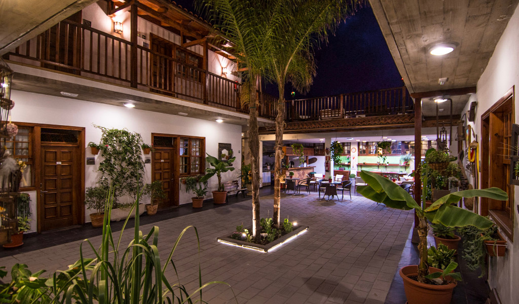 Cortile interno con piante e tavoli a La Laguna, Tenerife.