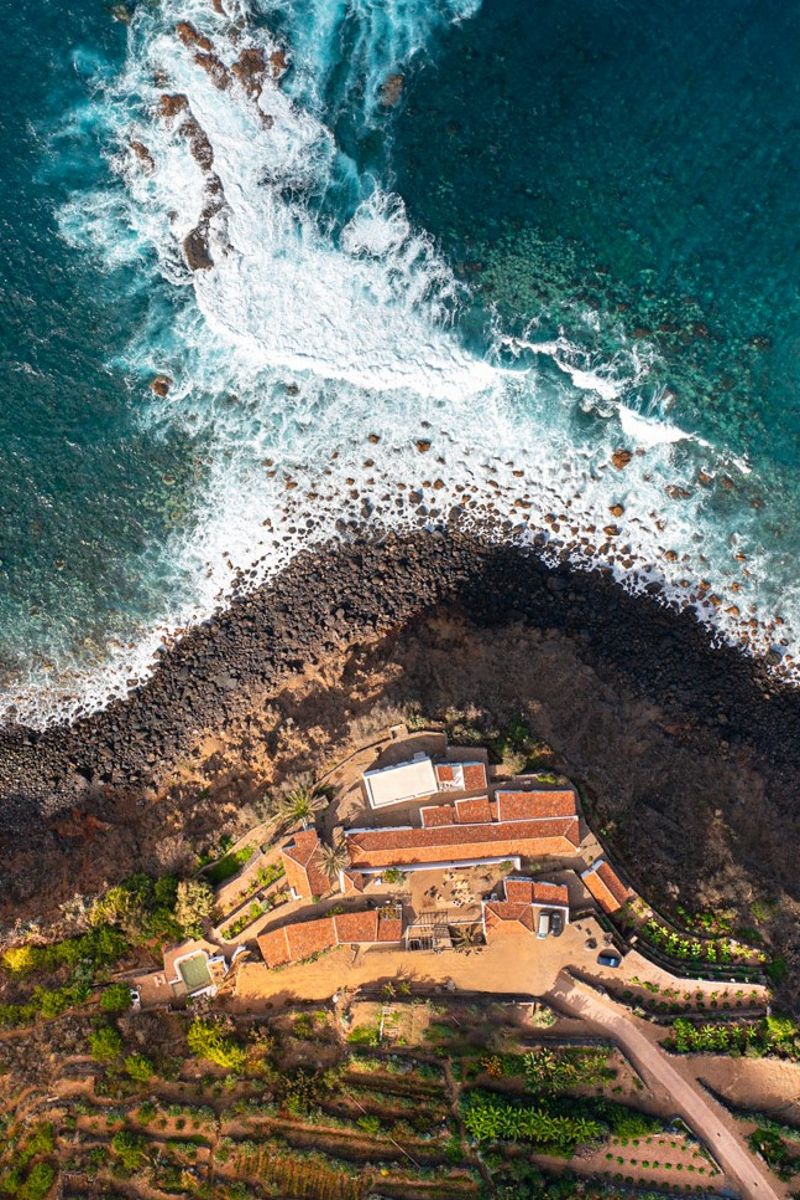 Vista aerea della costa e edificio storico a Tenerife.