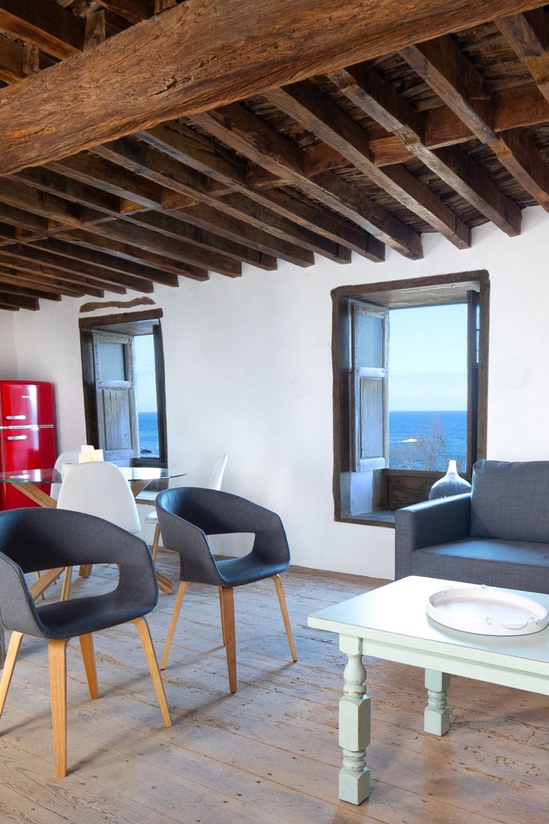 Soggiorno con finestre sul mare e soffitto in legno a Tenerife.