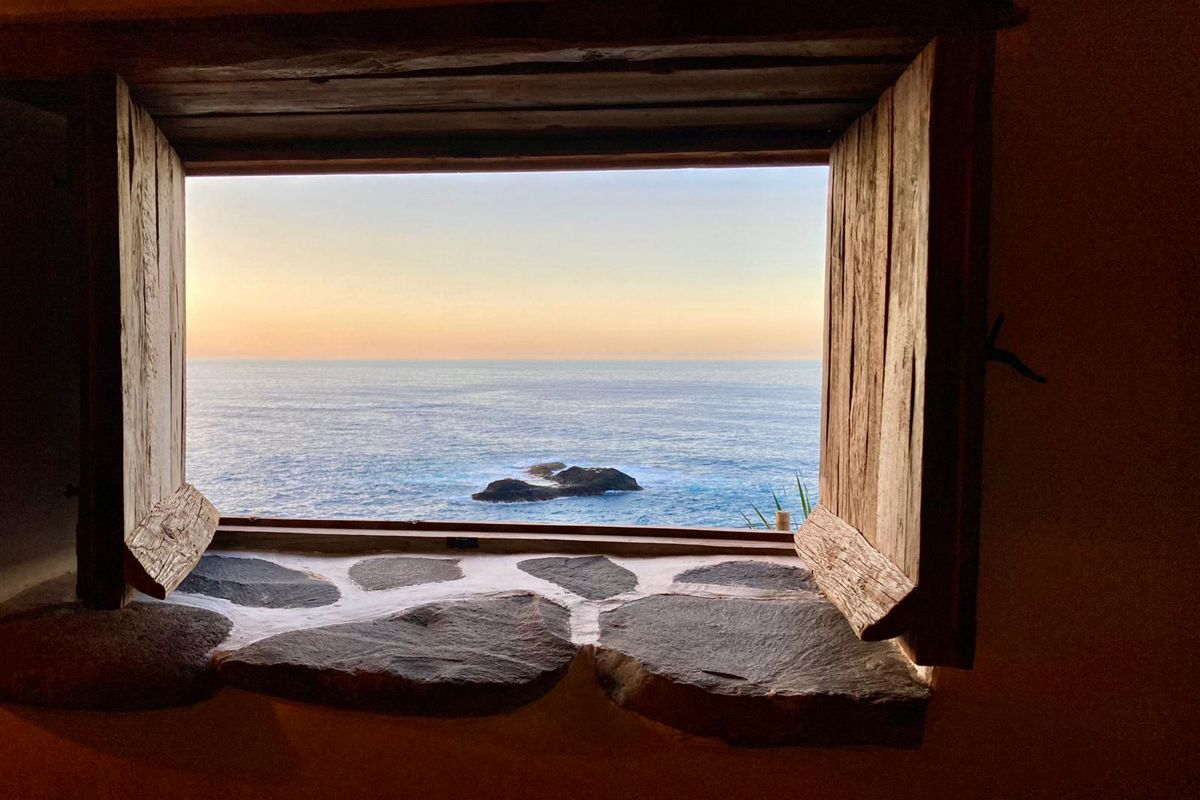 Finestra aperta con vista sul mare a Tenerife.