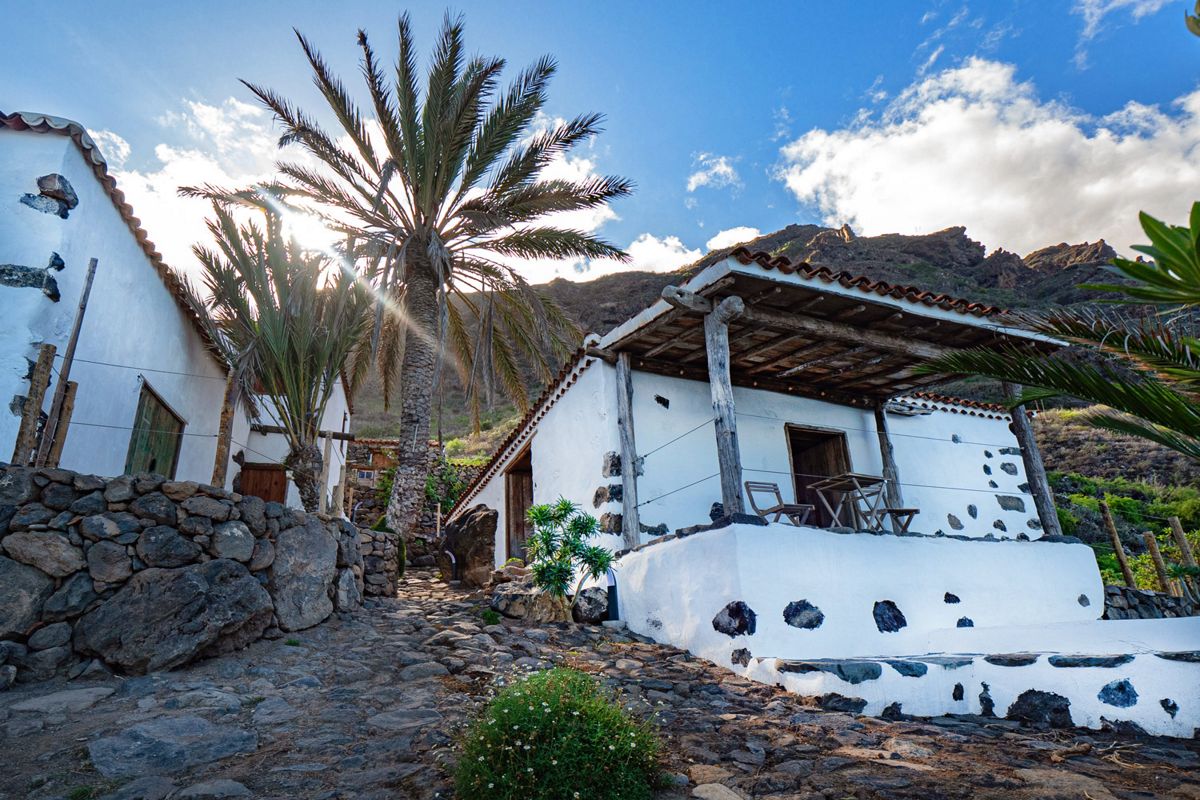 Casa rurale con palme e montagna sullo sfondo a Tenerife.