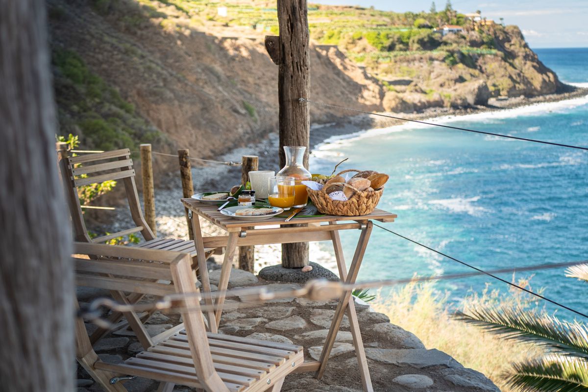 Colazione all'aperto con vista sull'oceano a Tenerife.
