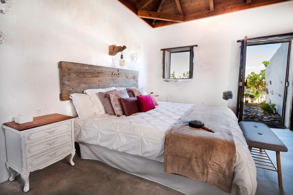 Camera da letto luminosa con finestra aperta a Tenerife.