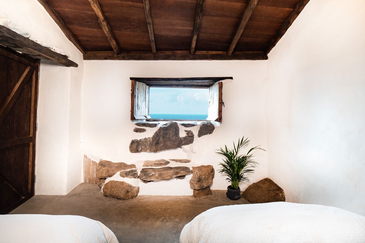 Interno rustico con finestra vista mare a Tenerife.