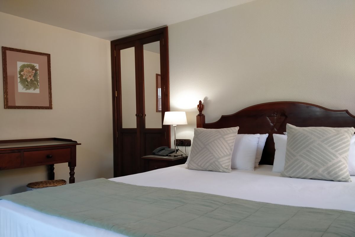 Camera d'albergo a Tenerife con letto matrimoniale, lampada e tavolo.