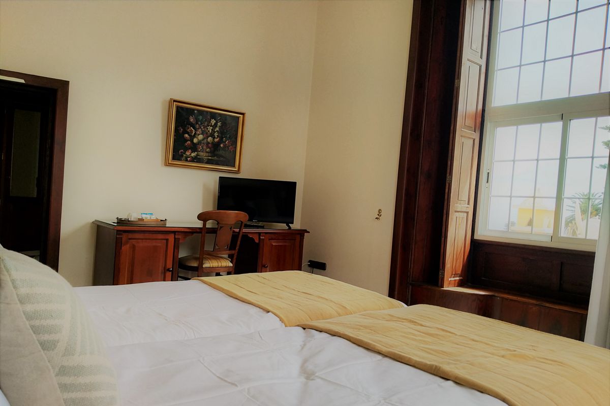 Camera da letto con scrivania, TV e ampia finestra a Icod de los Vinos, Tenerife.
