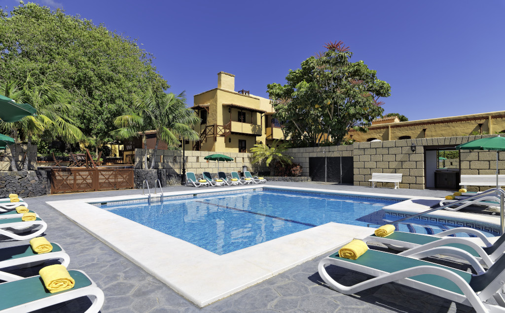 Piscina all'aperto con lettini e ombrelloni a Tenerife.