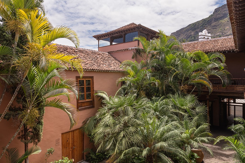 Cortile interno con palme e tetti di tegole a Tenerife.