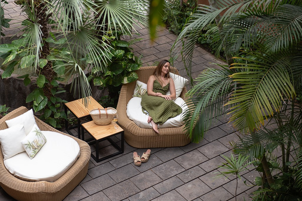 Persona rilassata su una poltrona nel giardino di un hotel a Tenerife.