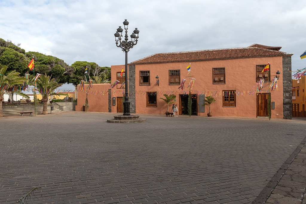 Piazza con edificio storico e lampione a Tenerife.