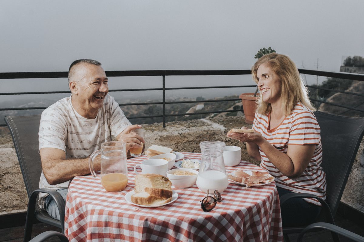 Due persone fanno colazione su una terrazza con vista a Tenerife.
