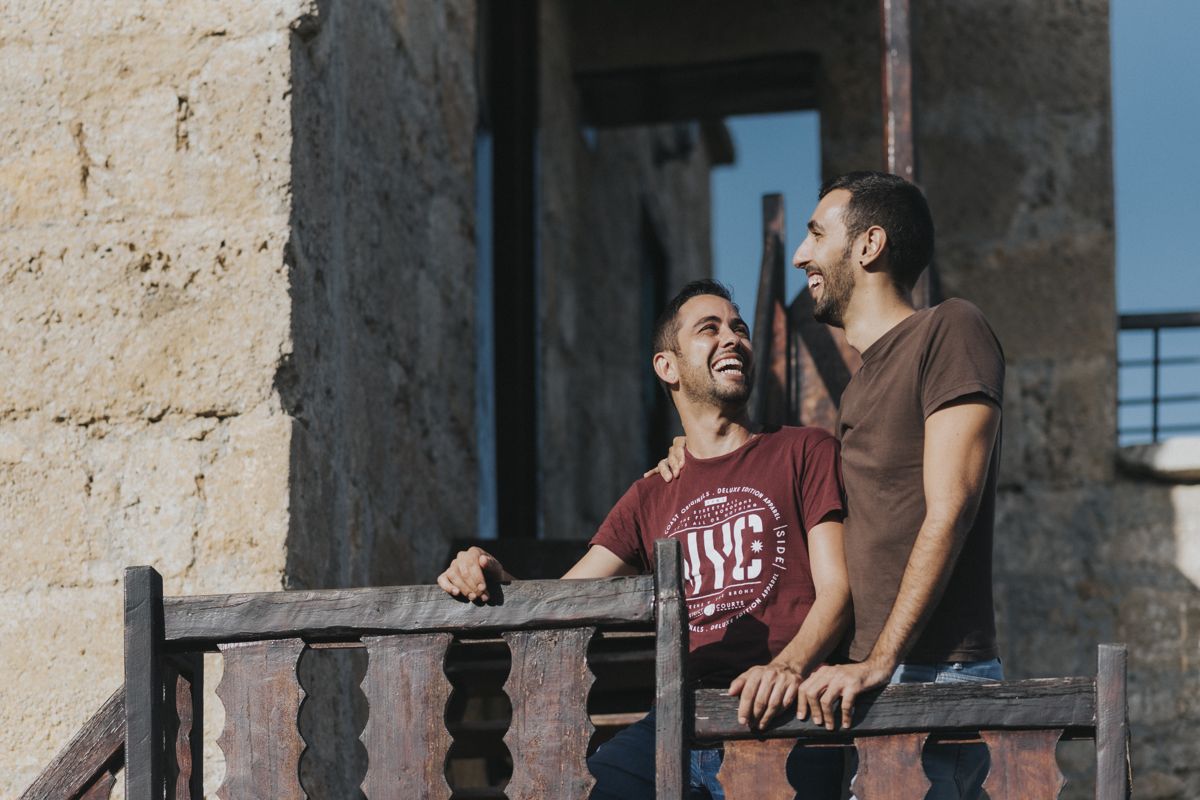 Due persone sorridenti su un balcone a Tenerife.