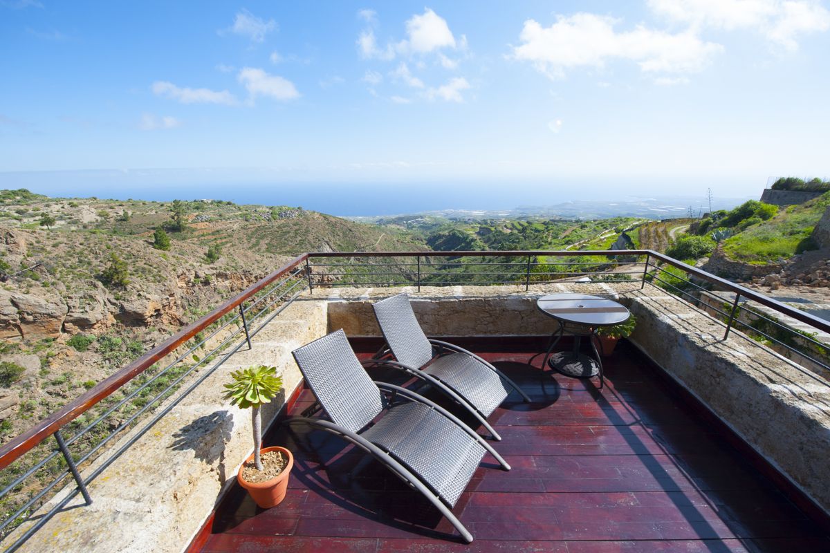 Terrazza con sedie a sdraio con vista su Tenerife e l'oceano.