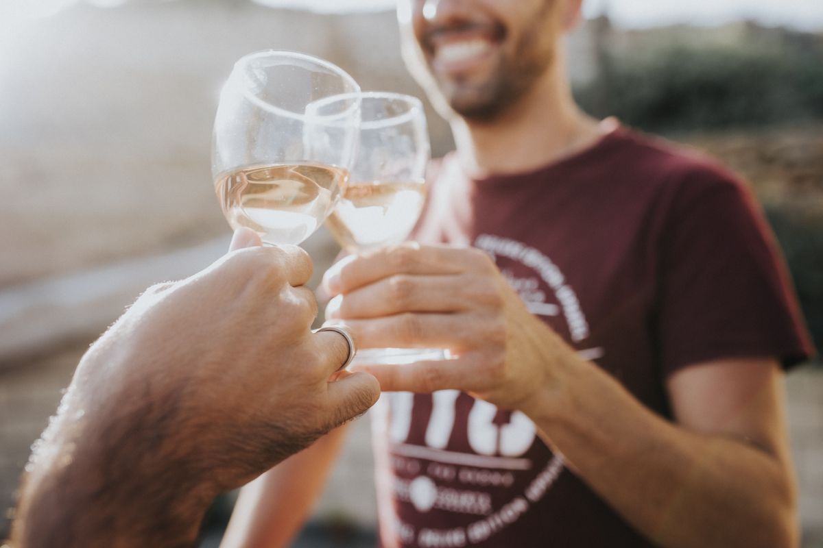 Brindisi tra amici a Tenerife con bicchieri di vino rosato.