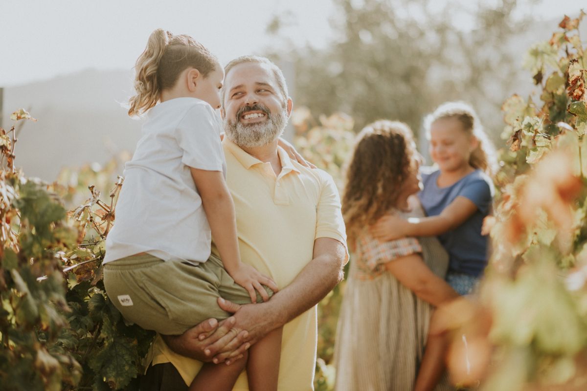 Famiglia che sorride in un vigneto a Tenerife.
