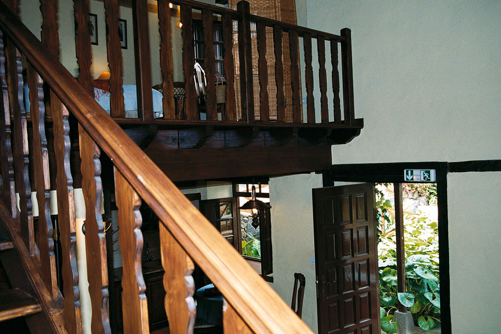 Scala interna in legno che conduce a una stanza al piano superiore a Tenerife.
