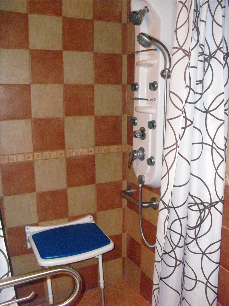 Doccia accessibile con sedile e maniglia a Tenerife.