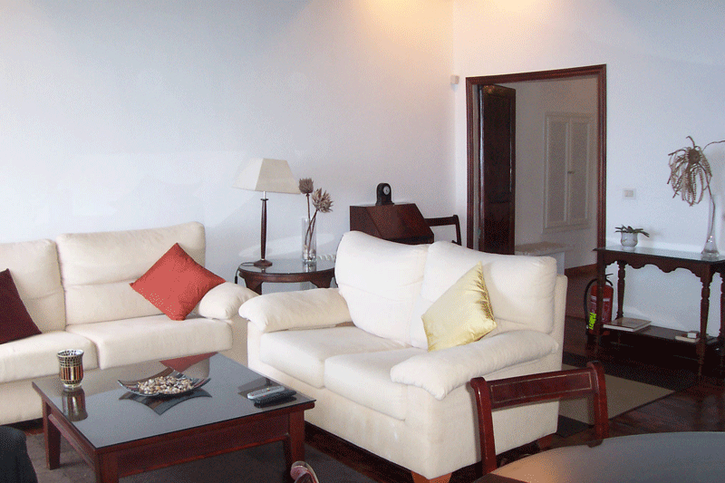 Sala con divani bianchi e cuscini colorati in una casa a Tenerife.