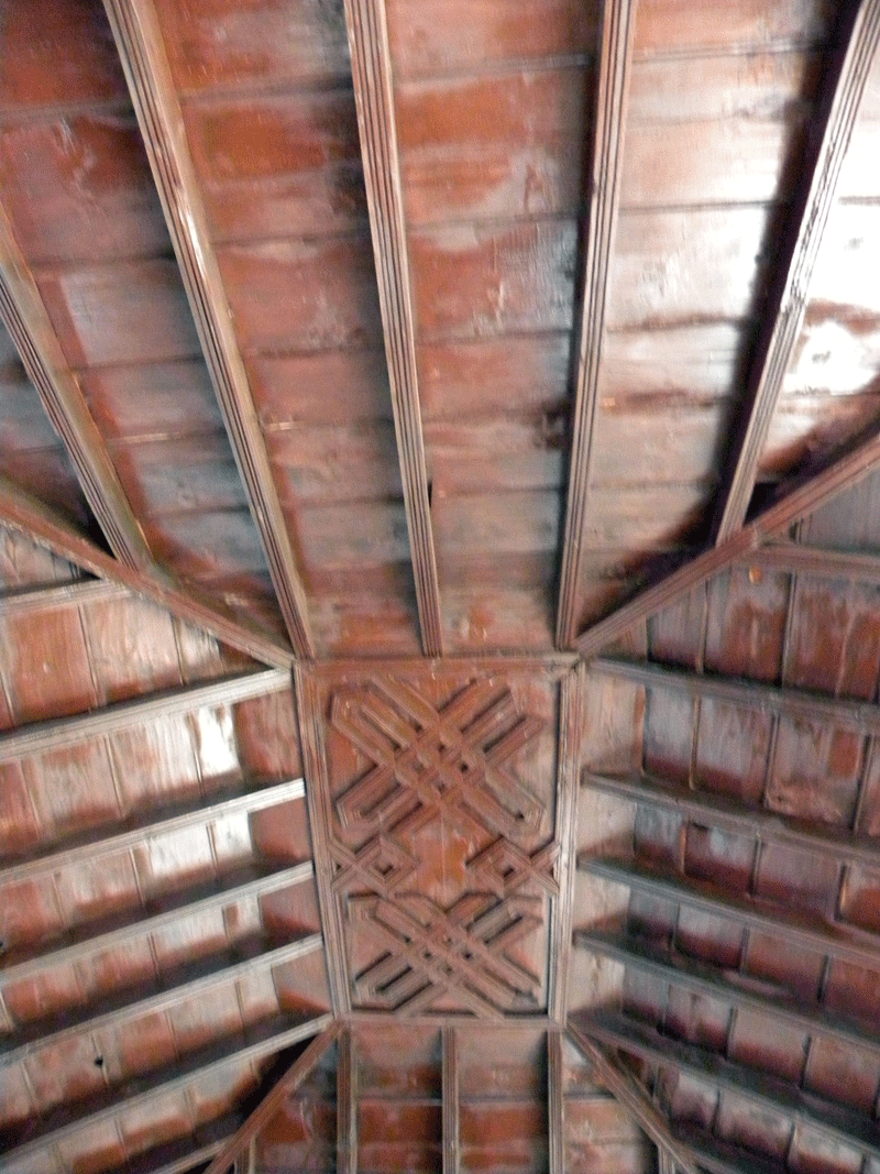Soffitto di legno con travi a vista e decorazioni geometriche a La Laguna.