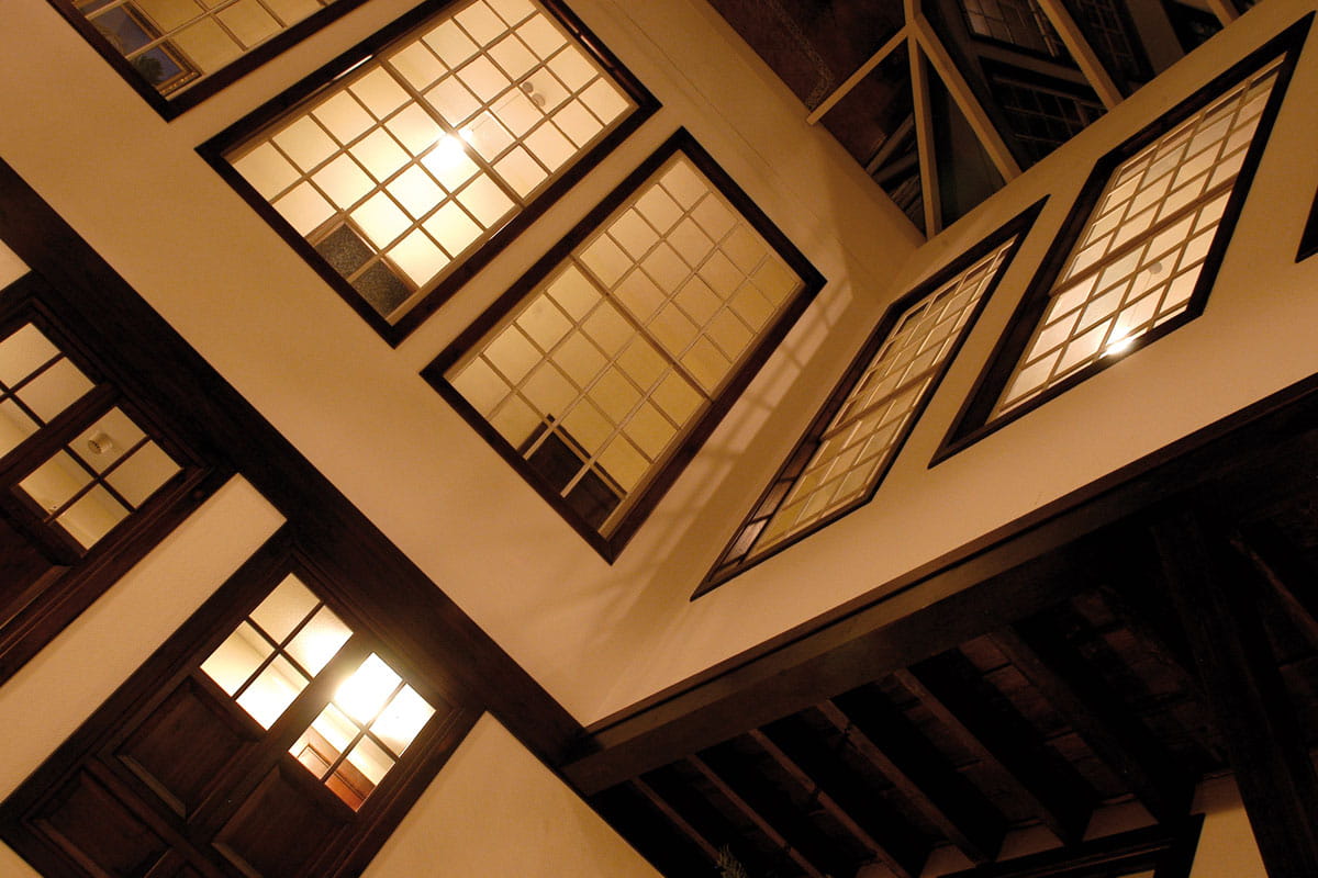 Finestre illuminate all'interno di un edificio a Tenerife.