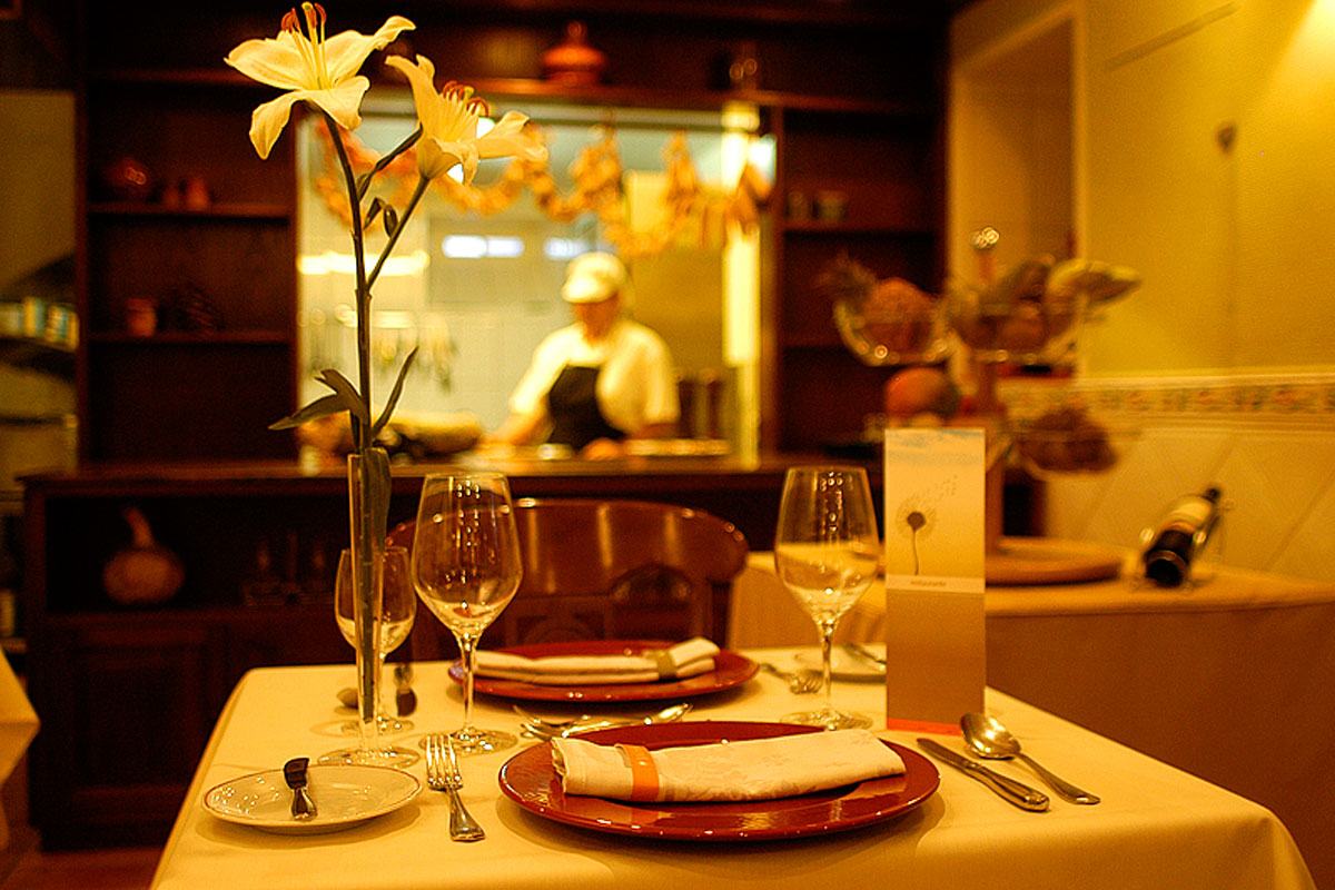 Tavolo apparecchiato con fiori e posate in ristorante a Tenerife.