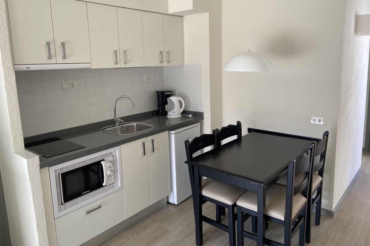 Cucina moderna con tavolo nero e sedie a Tenerife.