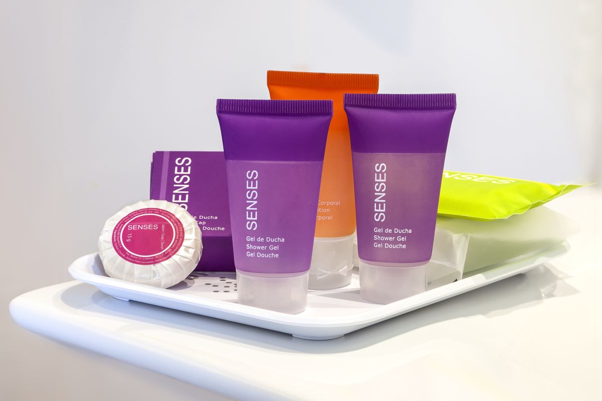 Prodotti da bagno SENSES su un vassoio bianco.