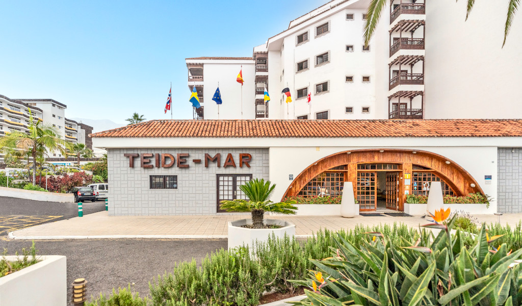 Teide-Mar a Tenerife con ingresso principale e bandiere sopra l'edificio.