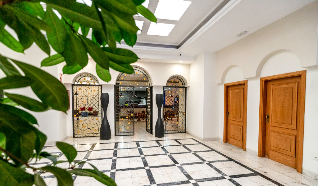 Entrata con porte e piante decorative in hotel a Tenerife.