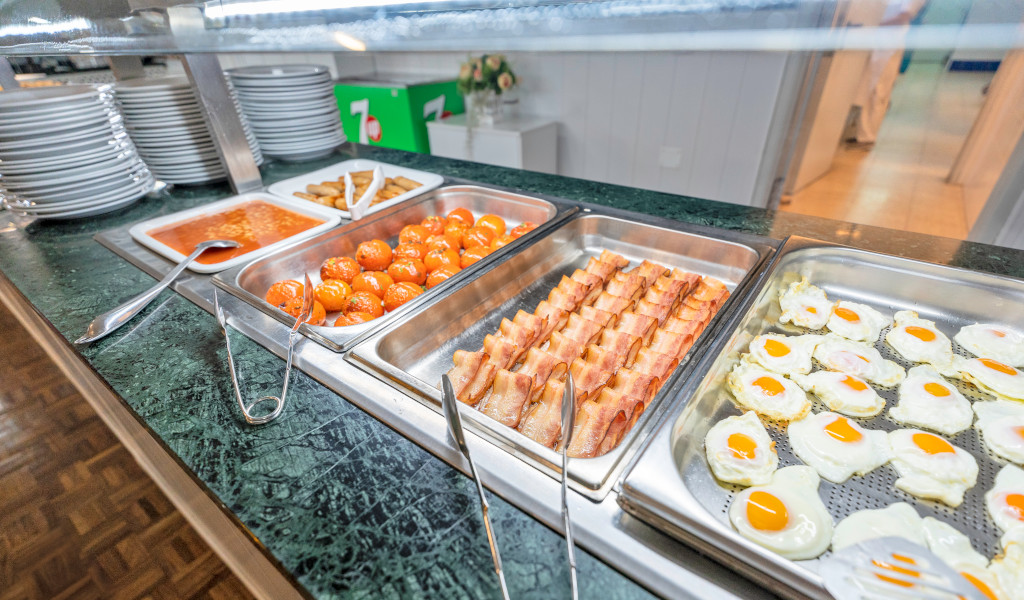 Buffet colazione con uova, pancetta, pomodori e fagioli a Tenerife.