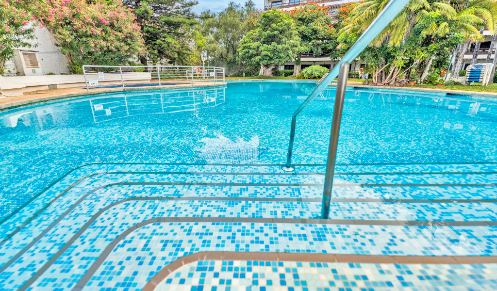 Piscina con ringhiera in un giardino a Tenerife.